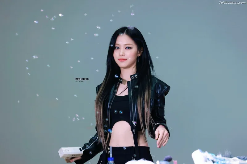 Ryujin (ITZY) photo 8 of 523