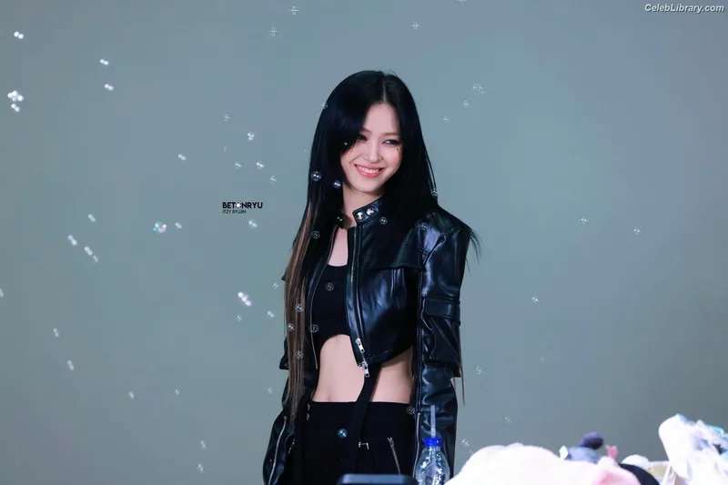 Ryujin (ITZY) photo 9 of 523