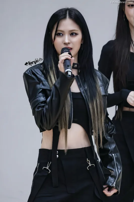 Ryujin (ITZY) photo 14 of 523