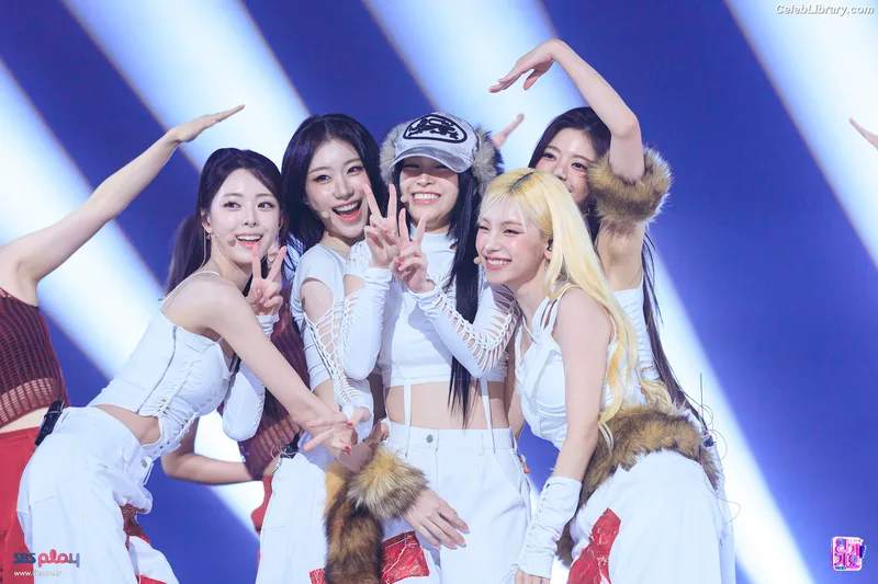 Ryujin (ITZY) photo 16 of 523