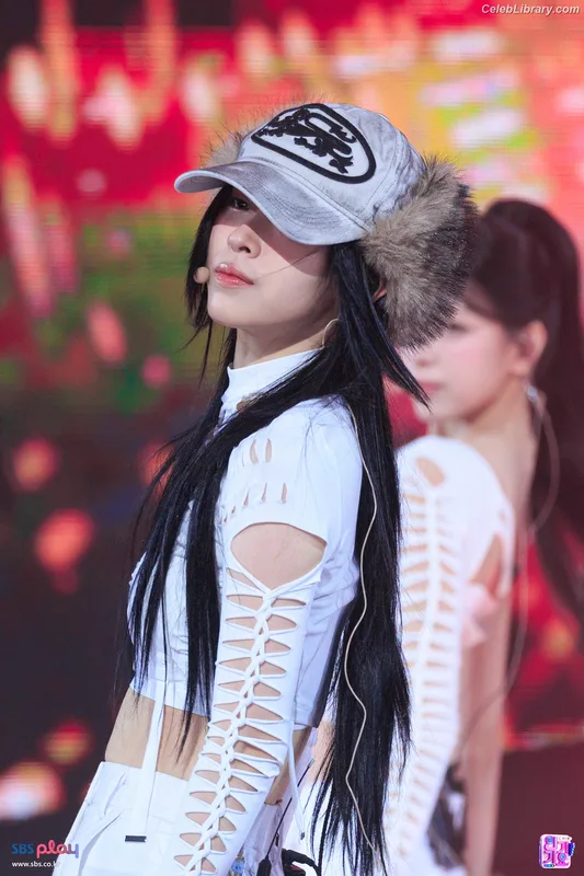 Ryujin (ITZY) photo 17 of 523