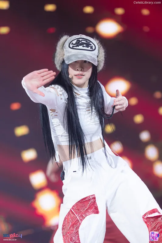 Ryujin (ITZY) photo 18 of 523