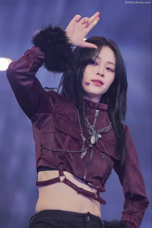Ryujin (ITZY) photo 22 of 523