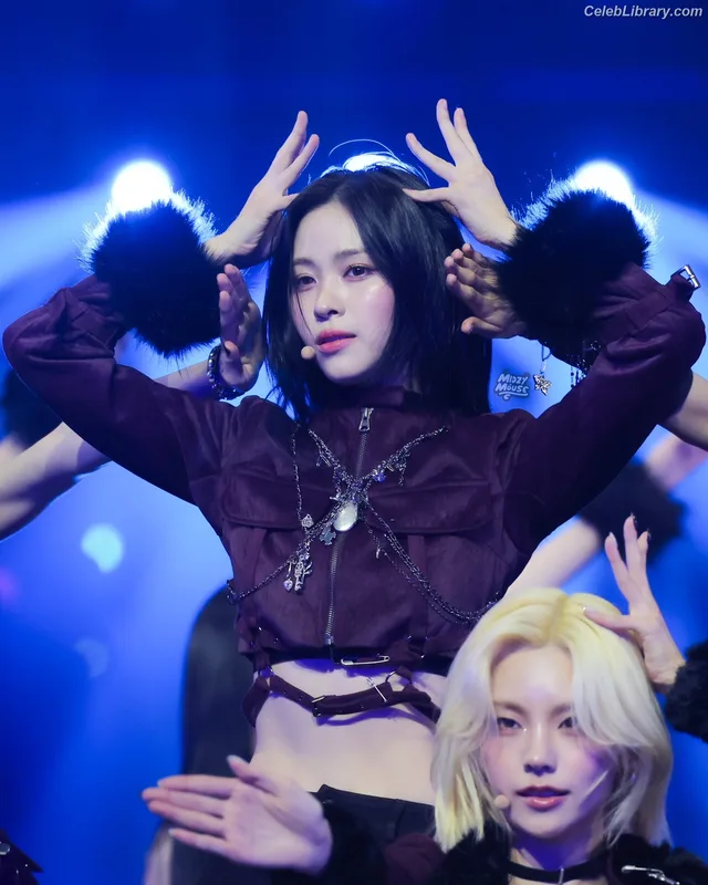 Ryujin (ITZY) photo 24 of 523