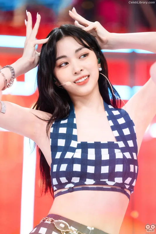 Ryujin (ITZY) photo 10 of 523