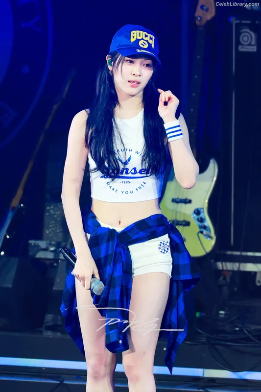 Ryujin (ITZY) photo 11 of 523