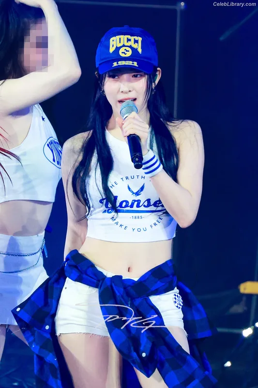 Ryujin (ITZY) photo 13 of 523