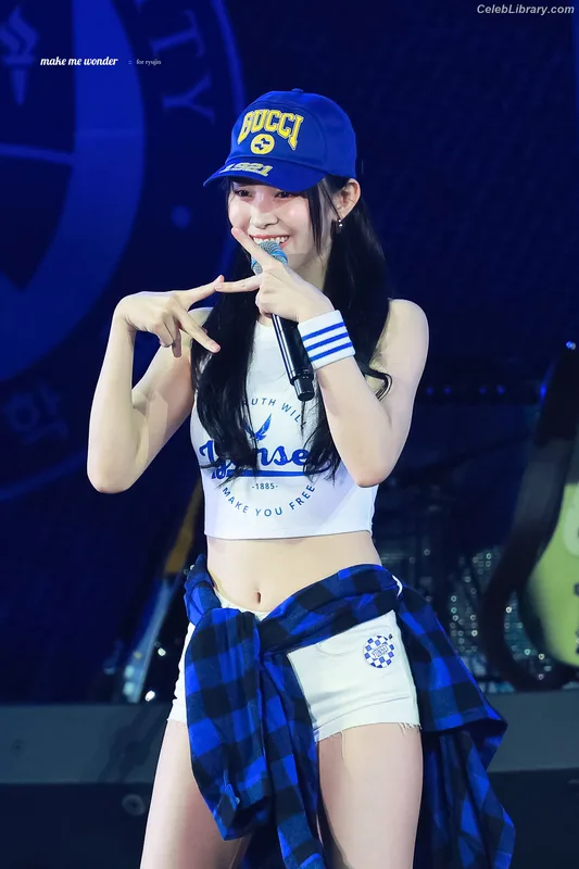 Ryujin (ITZY) photo 14 of 523
