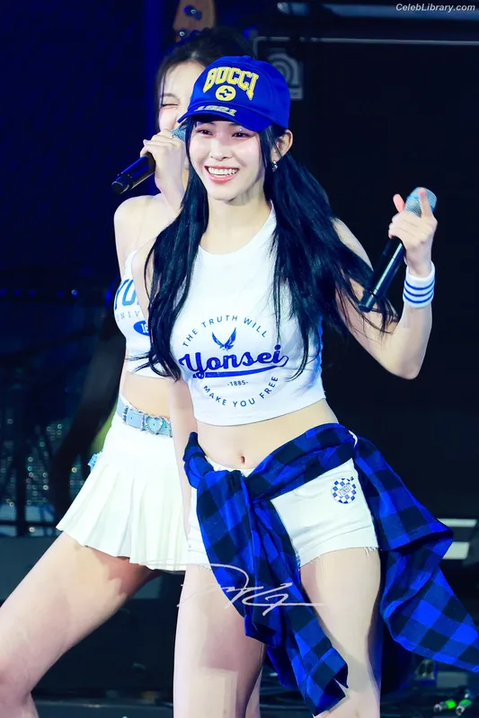 Ryujin (ITZY) photo 15 of 523