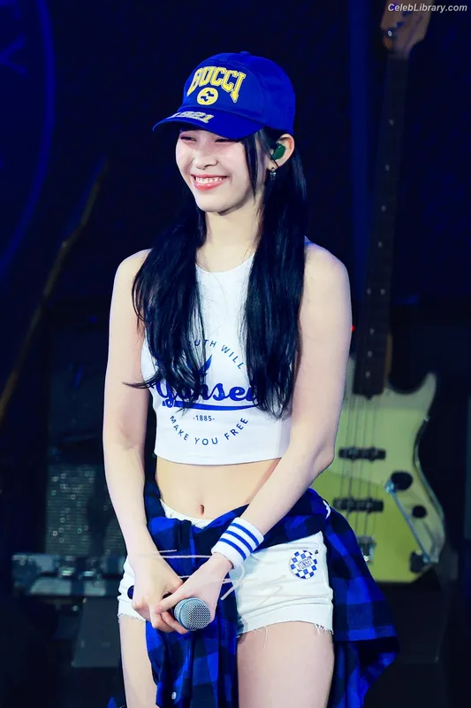 Ryujin (ITZY) photo 7 of 523