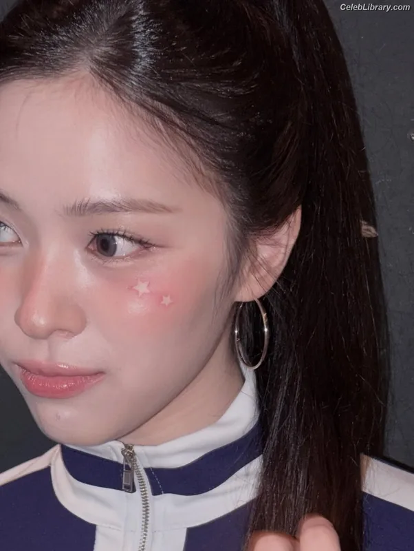 Ryujin (ITZY) photo 18 of 523