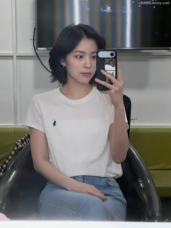 Ryujin (ITZY) photo 24 of 523