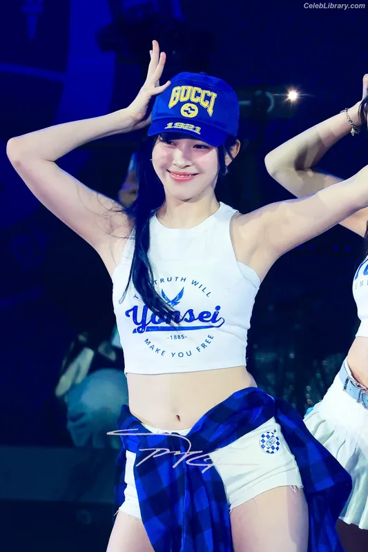 Ryujin (ITZY) photo 2 of 523