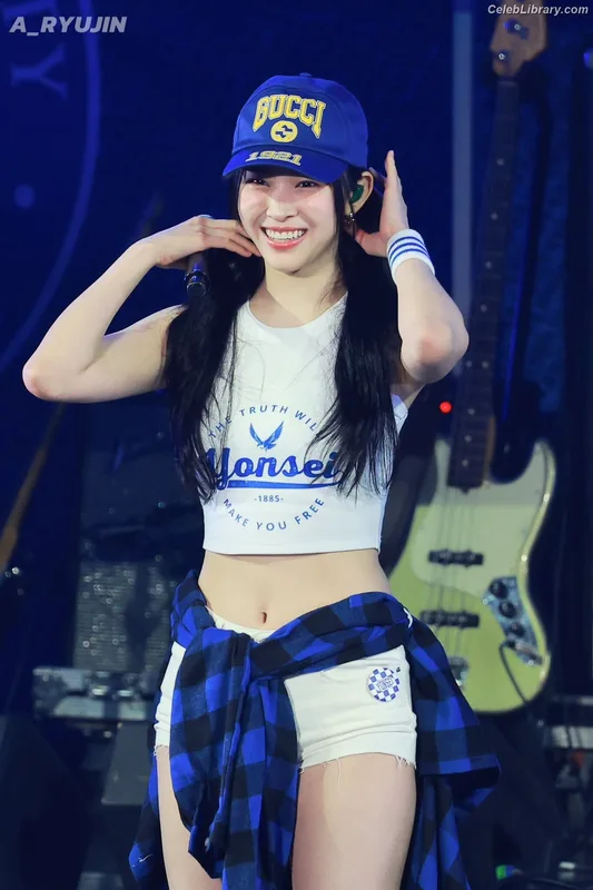 Ryujin (ITZY) photo 3 of 523