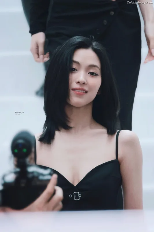 Ryujin (ITZY) photo 5 of 523