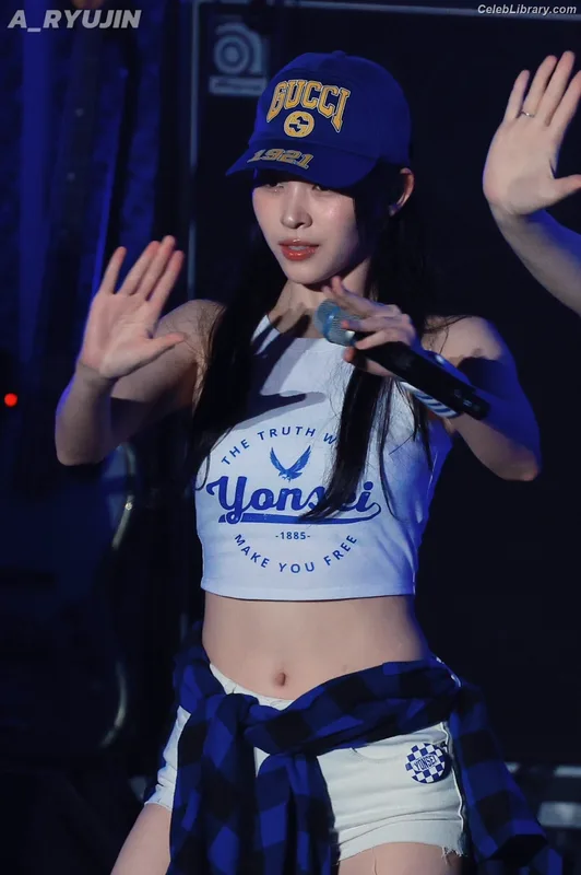 Ryujin (ITZY) photo 6 of 523
