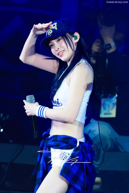 Ryujin (ITZY) photo 7 of 523