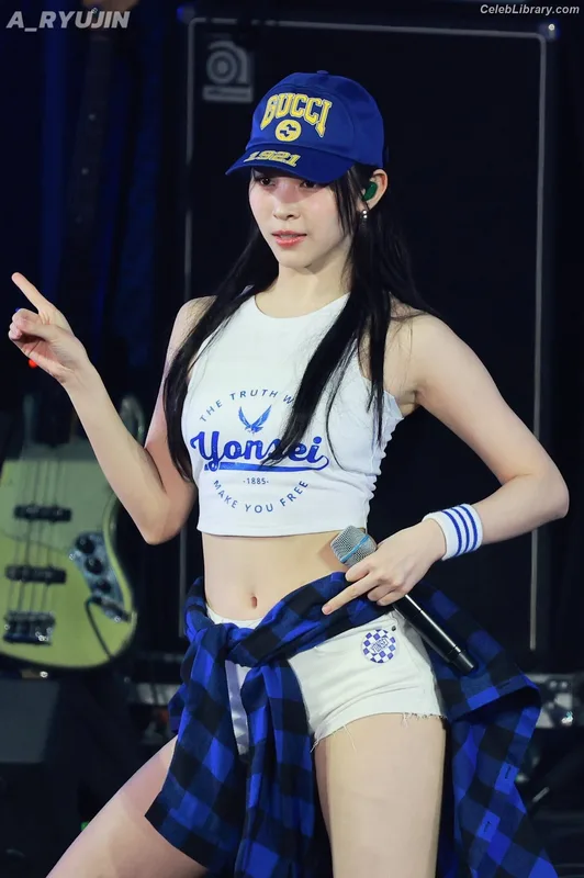 Ryujin (ITZY) photo 8 of 523