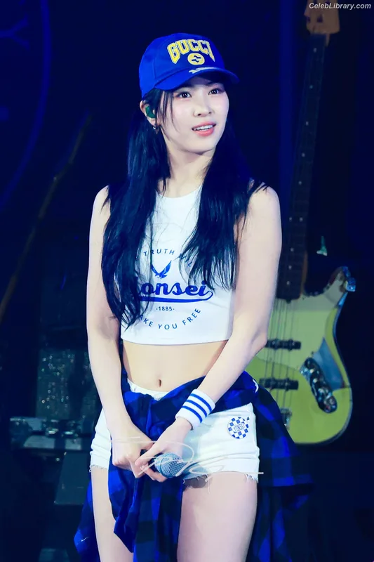 Ryujin (ITZY) photo 9 of 523