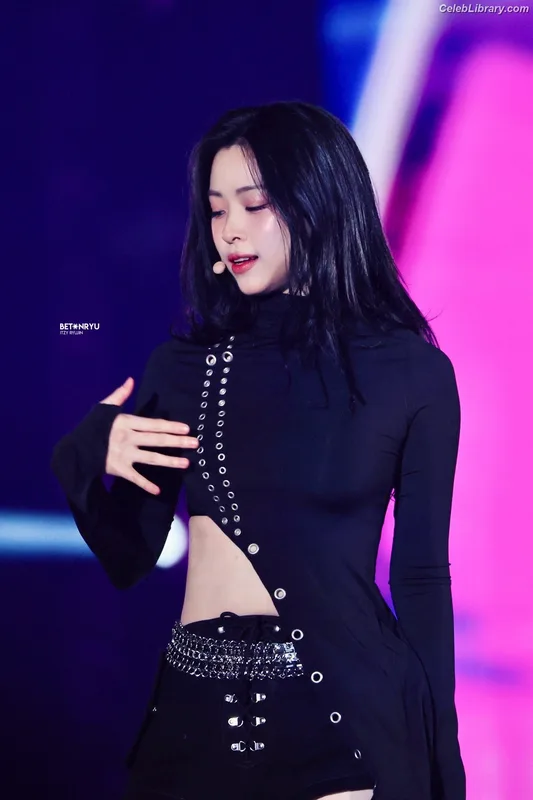 Ryujin (ITZY) photo 10 of 523