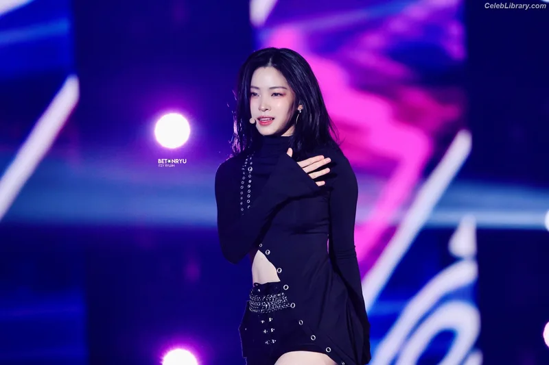 Ryujin (ITZY) photo 11 of 523