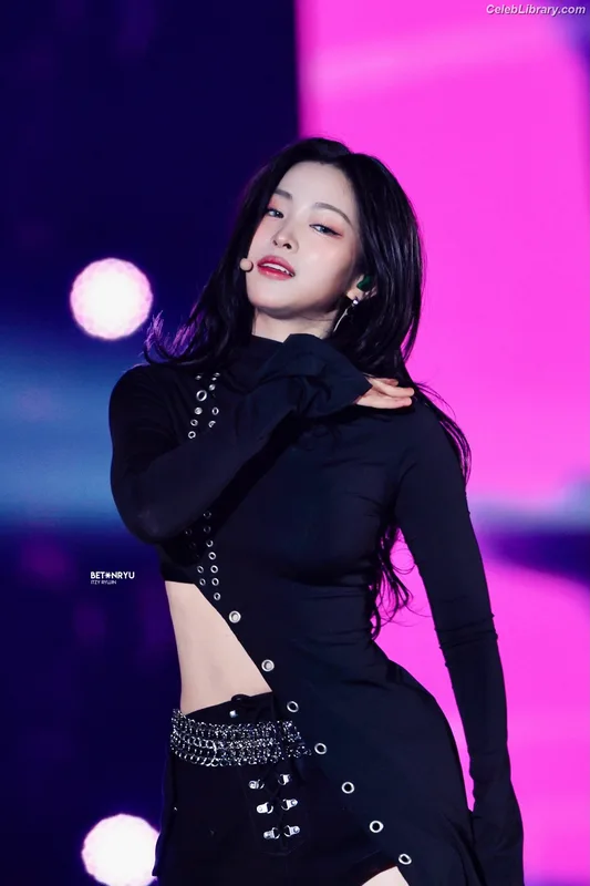 Ryujin (ITZY) photo 12 of 523