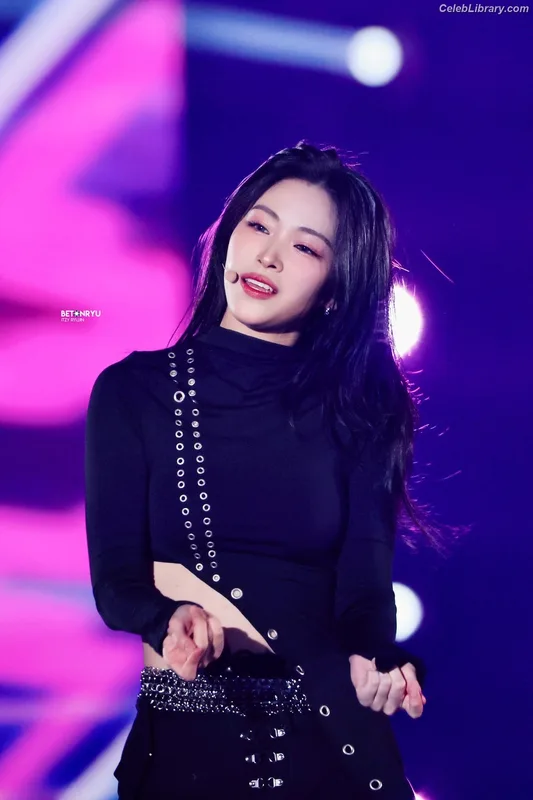 Ryujin (ITZY) photo 13 of 523