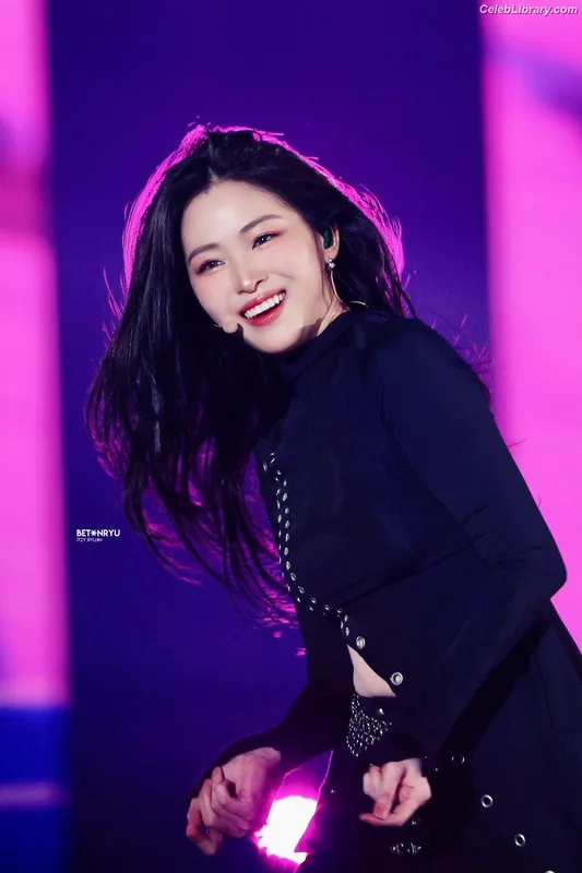 Ryujin (ITZY) photo 14 of 523