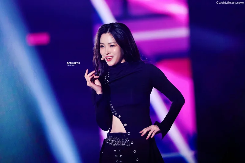 Ryujin (ITZY) photo 15 of 523