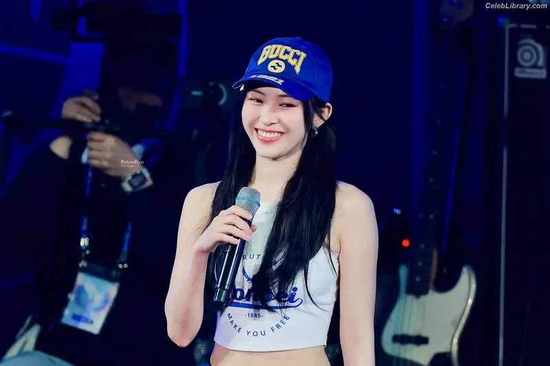 Ryujin (ITZY) photo 19 of 523
