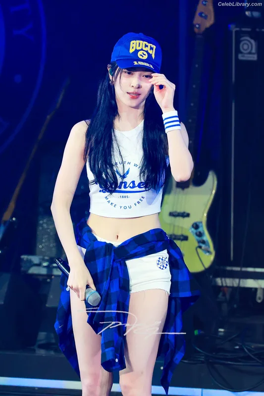 Ryujin (ITZY) photo 21 of 523