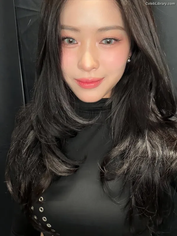 Ryujin (ITZY) photo 24 of 523