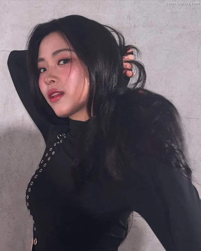 Ryujin (ITZY) photo 2 of 523