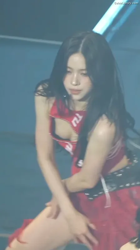 Ryujin (ITZY) photo 19 of 523