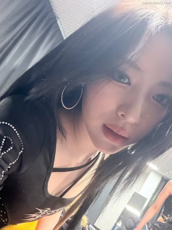 Ryujin (ITZY) photo 21 of 523
