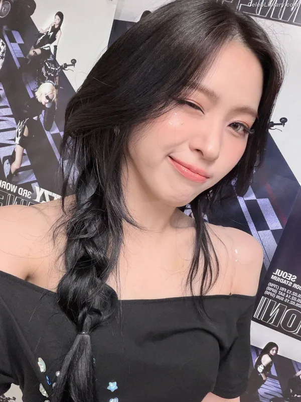 Ryujin (ITZY) photo 22 of 523