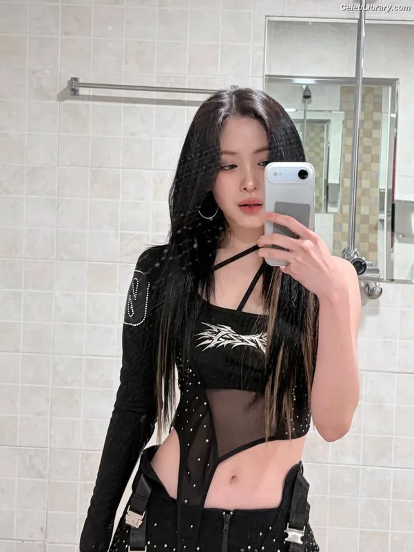 Ryujin (ITZY) photo 1 of 523
