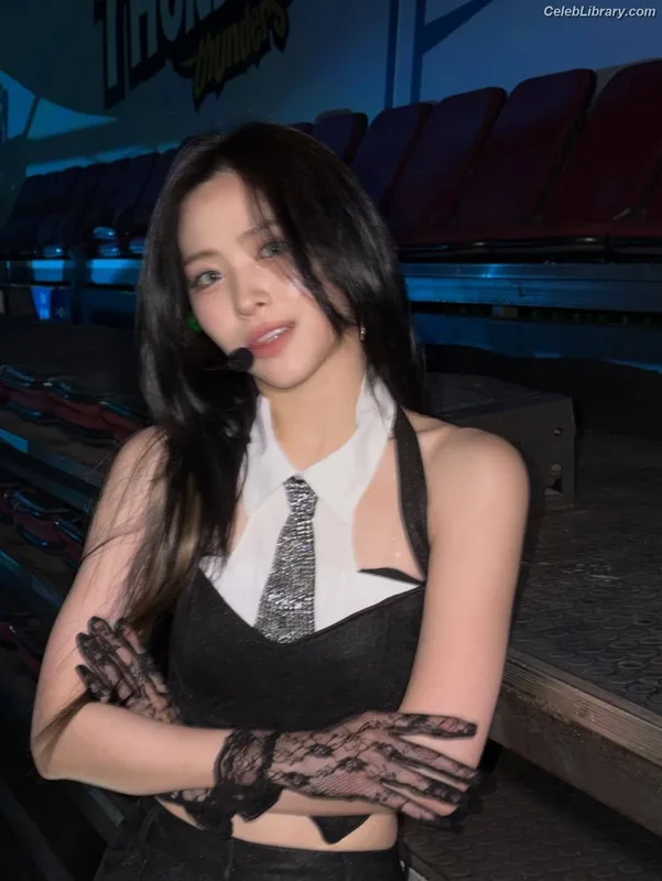 Ryujin (ITZY) photo 3 of 523
