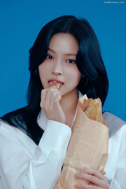 Ryujin (ITZY) photo 8 of 523