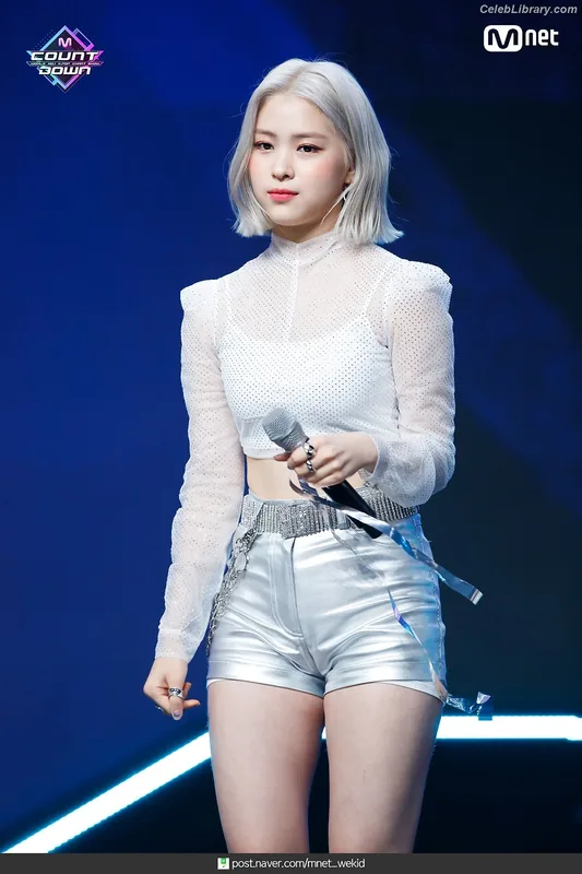 Ryujin (ITZY) photo 5 of 523