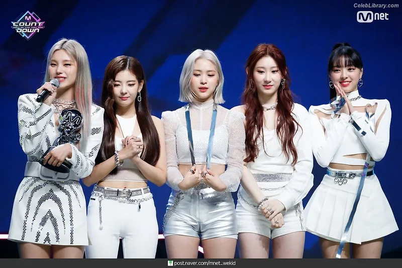 Ryujin (ITZY) photo 12 of 523