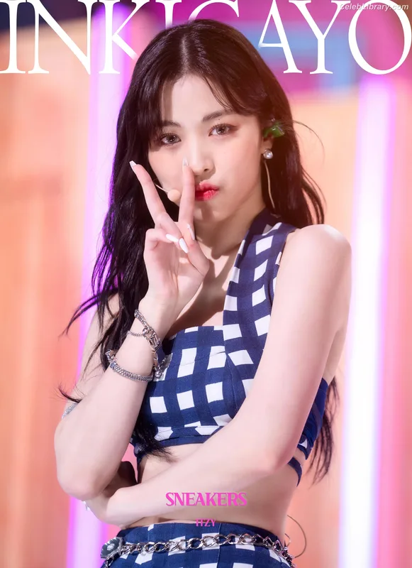Ryujin (ITZY) photo 16 of 523