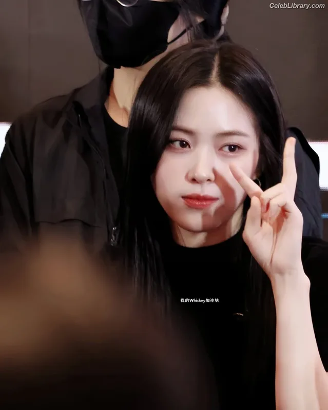Ryujin (ITZY) photo 21 of 523