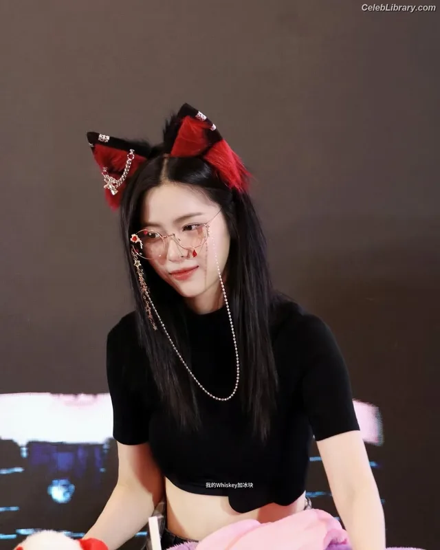 Ryujin (ITZY) photo 24 of 523