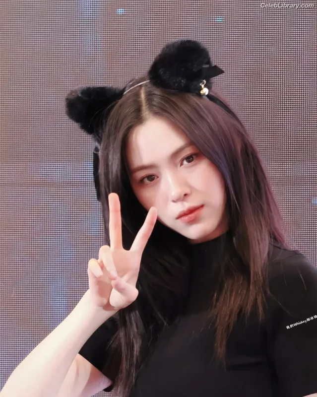 Ryujin (ITZY) photo 1 of 523