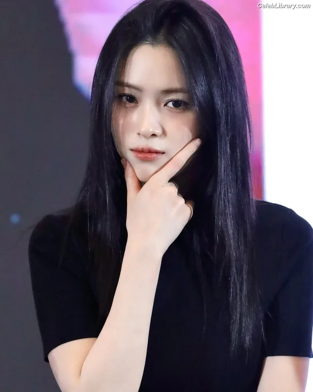 Ryujin (ITZY) photo 2 of 523