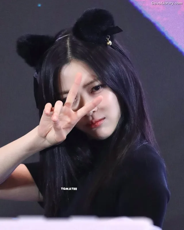 Ryujin (ITZY) photo 4 of 523