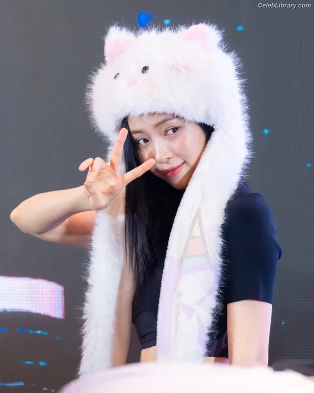 Ryujin (ITZY) photo 7 of 523