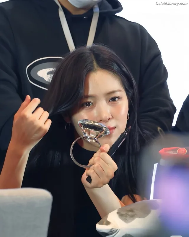 Ryujin (ITZY) photo 8 of 523