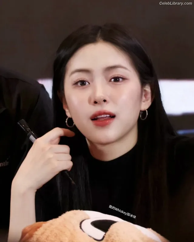 Ryujin (ITZY) photo 9 of 523